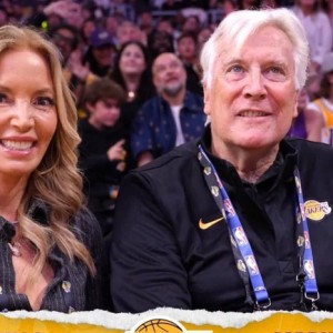 开云APP-NBA名记曝光湖人巴斯家族内斗细节！珍妮・巴斯还是太强了|乔伊|杰西|兄弟姐妹|洛杉矶湖人队|杰西-巴斯_新浪体育_新浪新闻